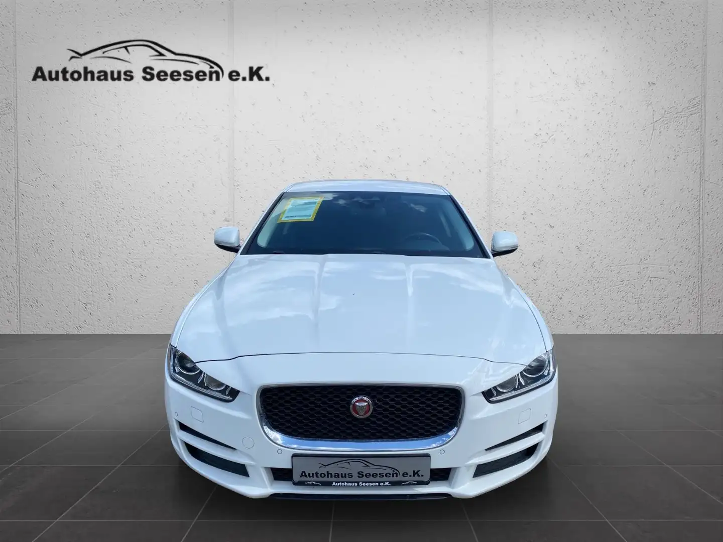 Jaguar XE Prestige*Leder*Navi*Xenon*AHK* Weiß - 2
