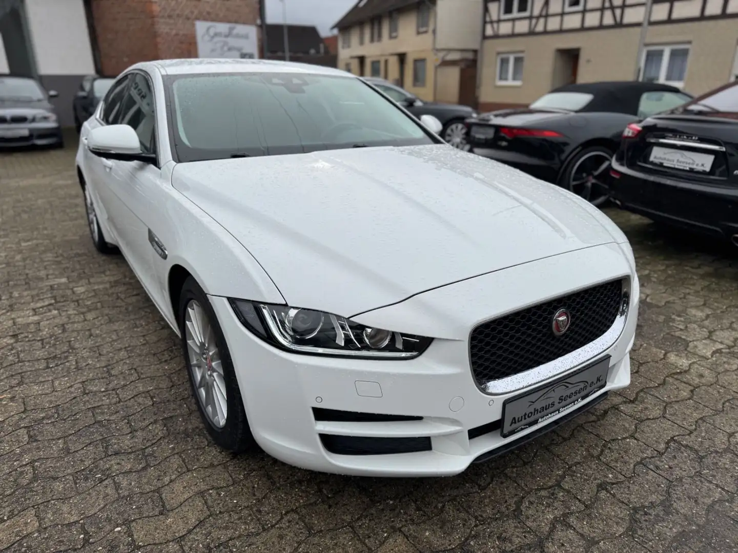 Jaguar XE Prestige*Leder*Navi*Xenon*AHK* Bílá - 1