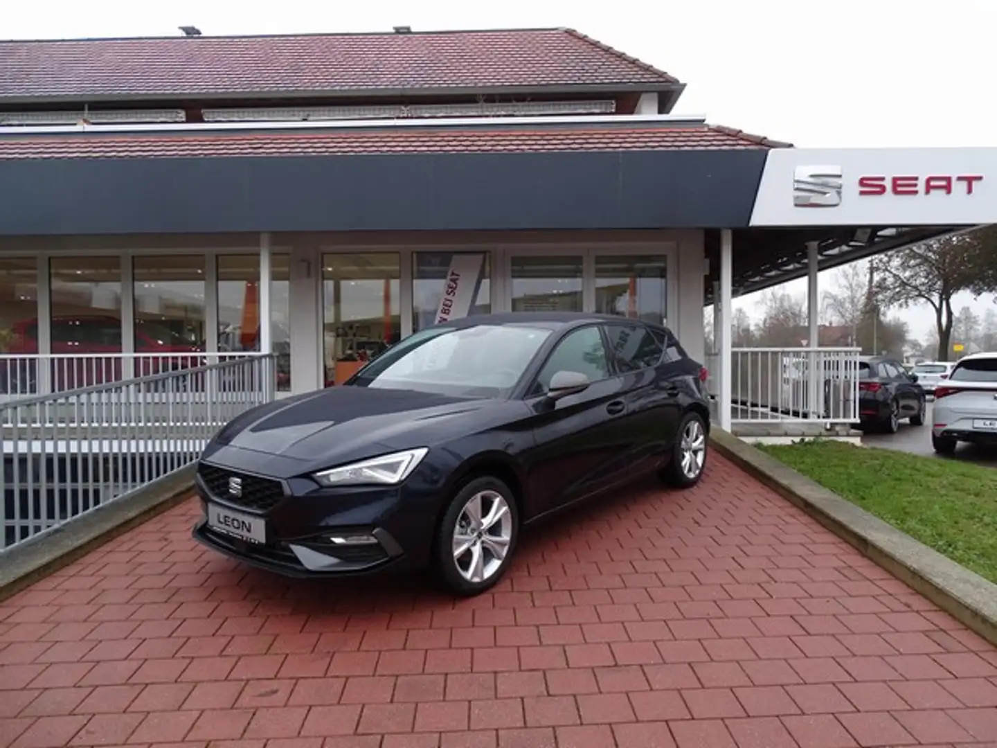 SEAT Leon Leon 1.5 TSI ACT FR 130PS Navi AHK-Vorb. Sitzheiz. Blau - 1