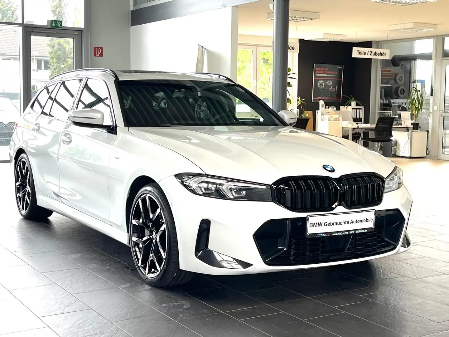 BMW 330 i xDrive M Sport Tour. HUD/Pano/AHK/ACC/360° Weiß - 2