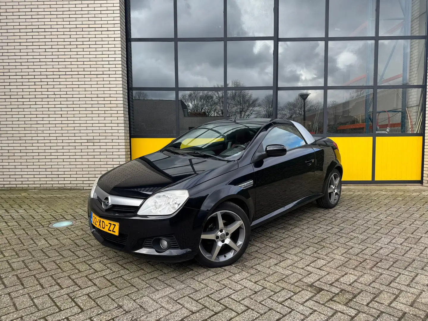 Opel Tigra TwinTop 1.4-16V Temptation, Leer, Airco & Stoelver Noir - 1