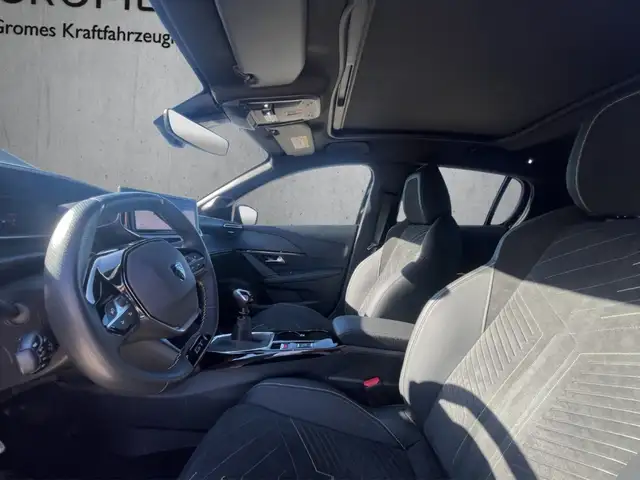 Peugeot 208 view 9