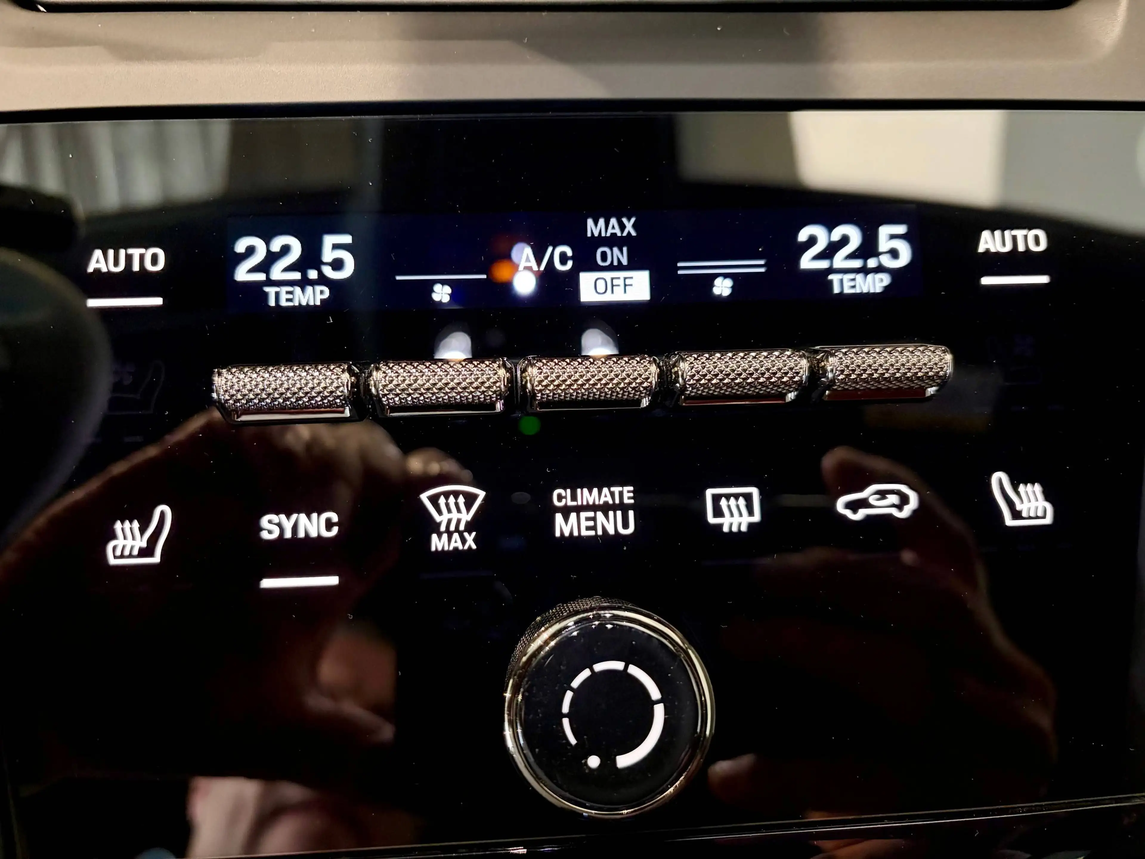 Porsche Macan e-Macan 100 kWh Turbo — photo 14