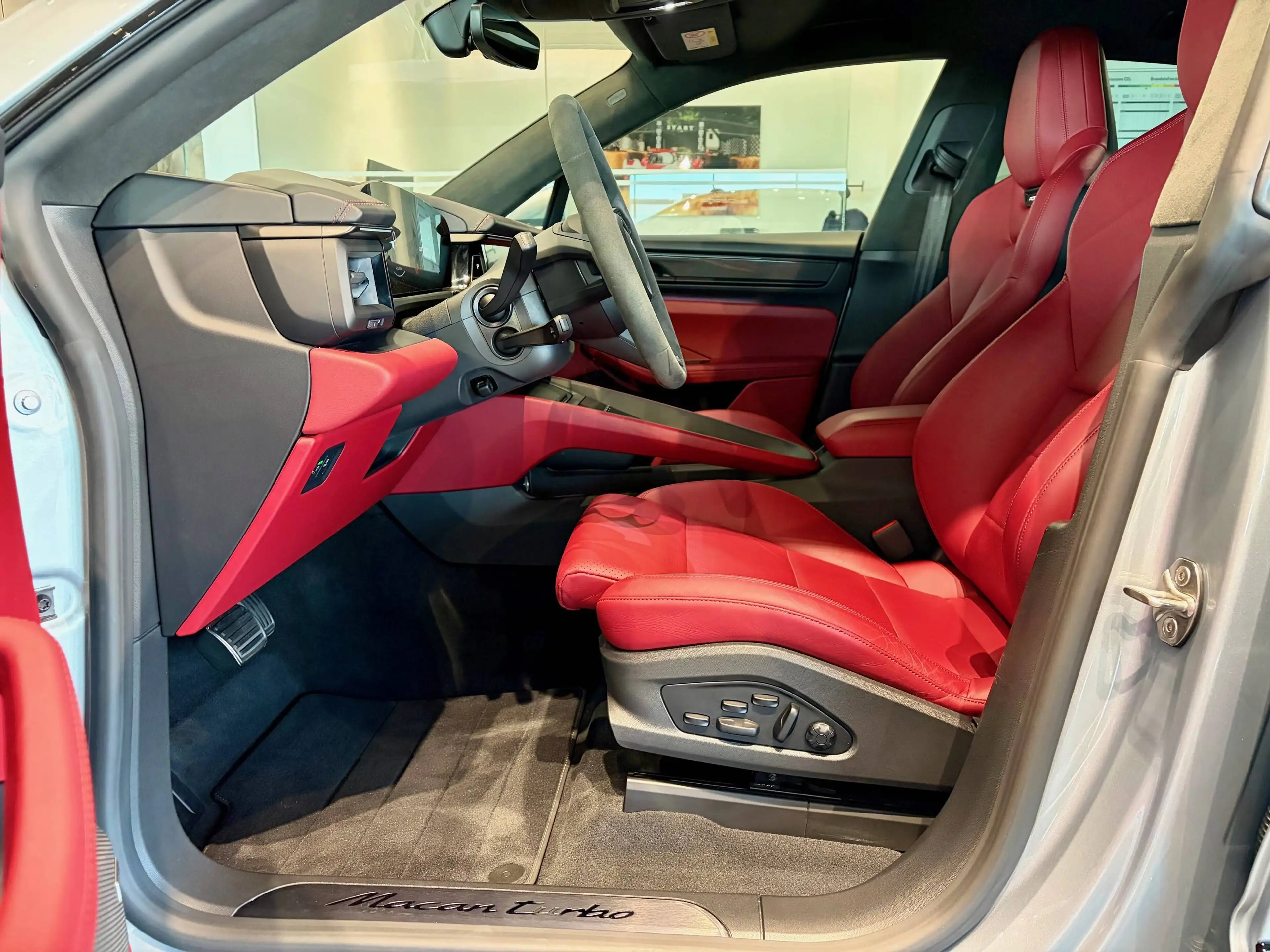 Porsche Macan e-Macan 100 kWh Turbo — photo 11