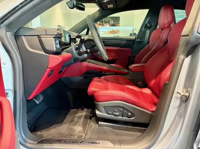 Porsche Macan view 11