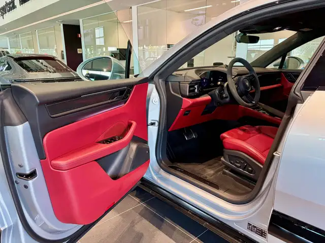 Porsche Macan view 10
