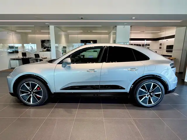 Porsche Macan view 5