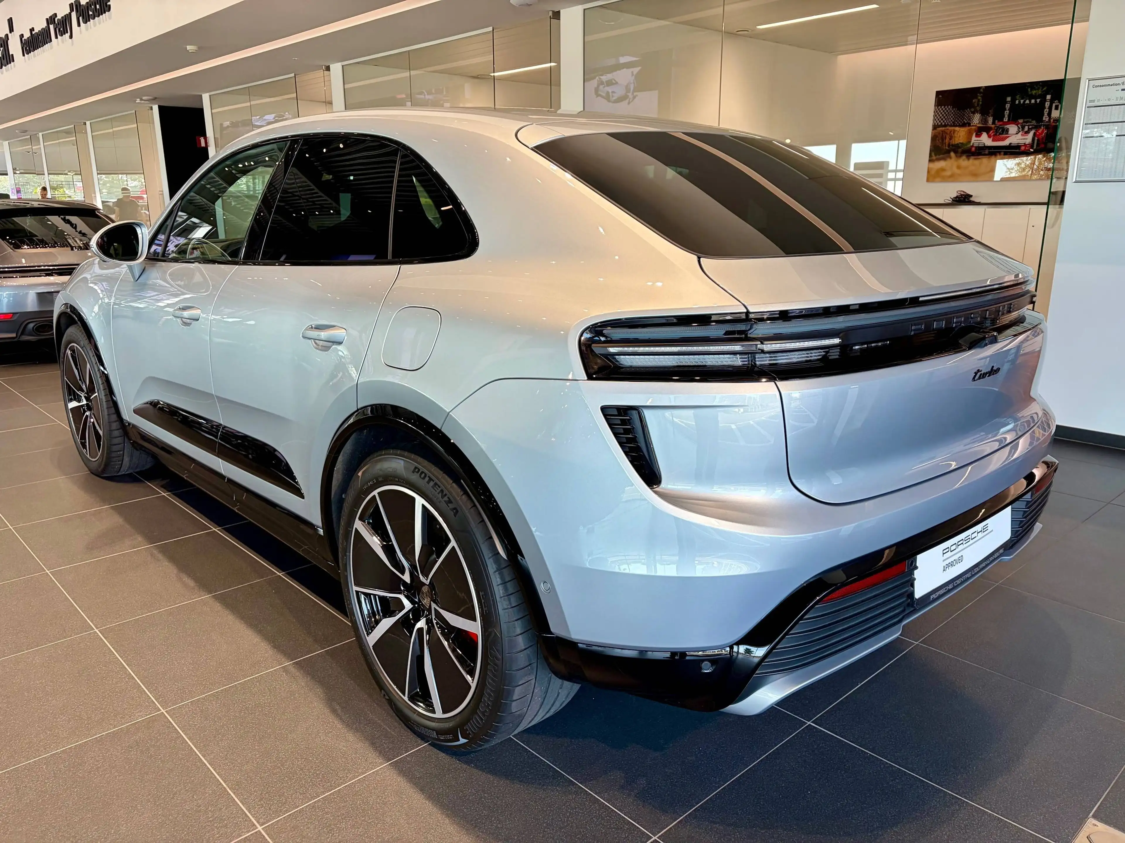 Porsche Macan e-Macan 100 kWh Turbo — photo 6