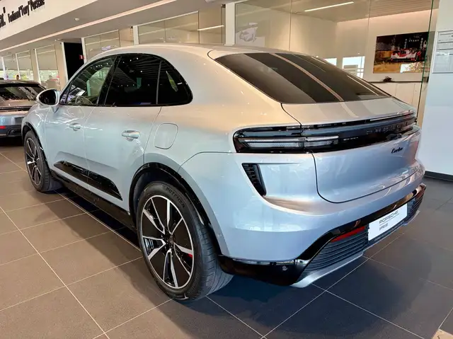 Porsche Macan view 6