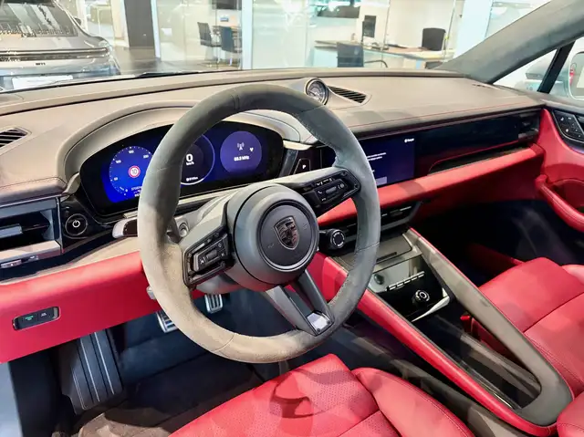 Porsche Macan view 12