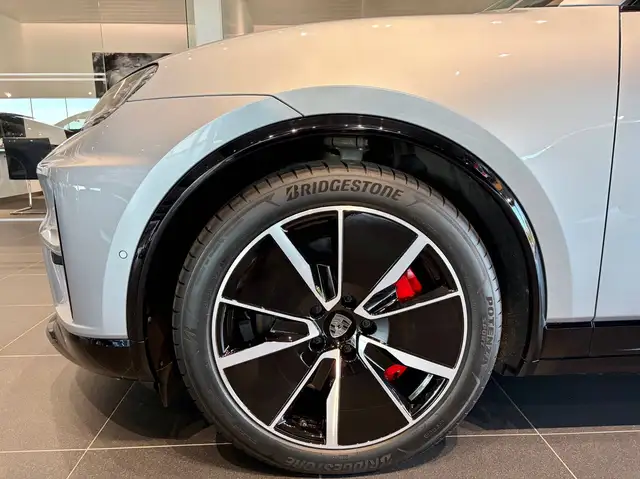 Porsche Macan view 4