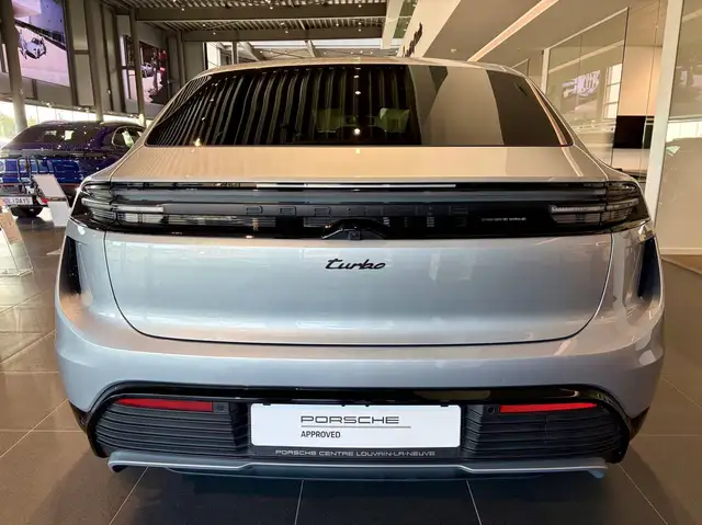 Porsche Macan view 3