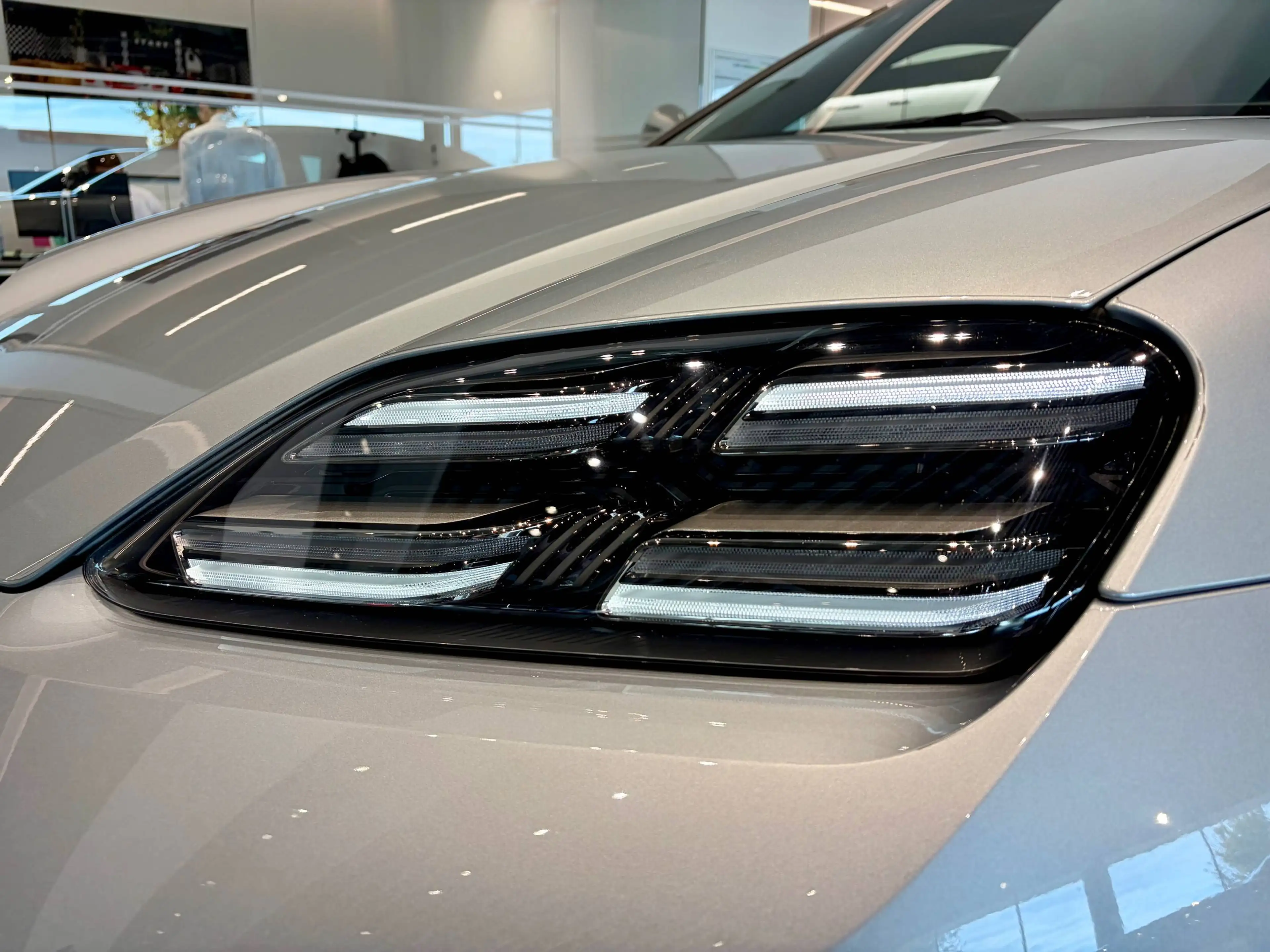 Porsche Macan e-Macan 100 kWh Turbo — photo 8