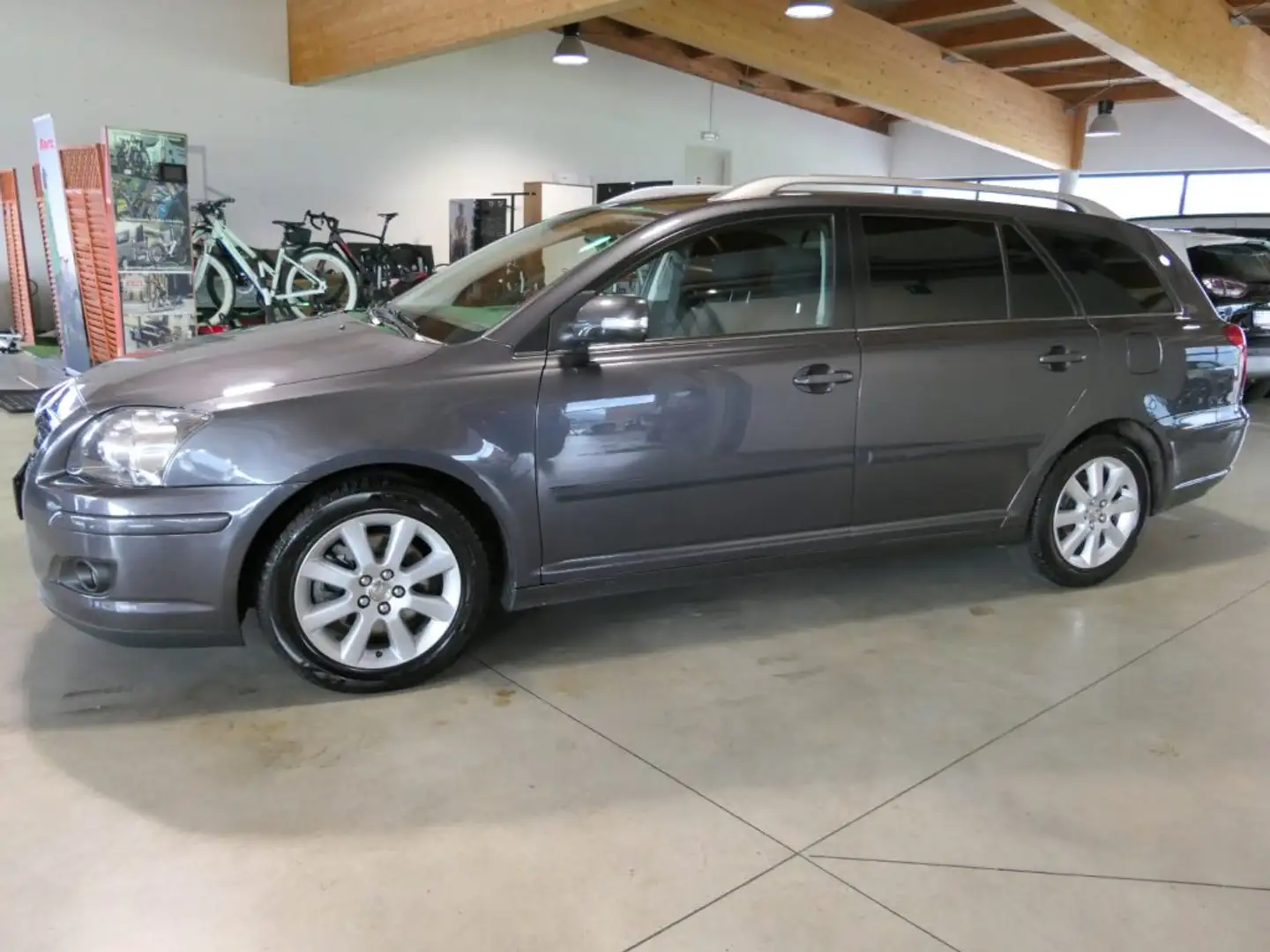 Toyota Avensis 2.0 D-4D 16V Station Wagon Grigio - 1