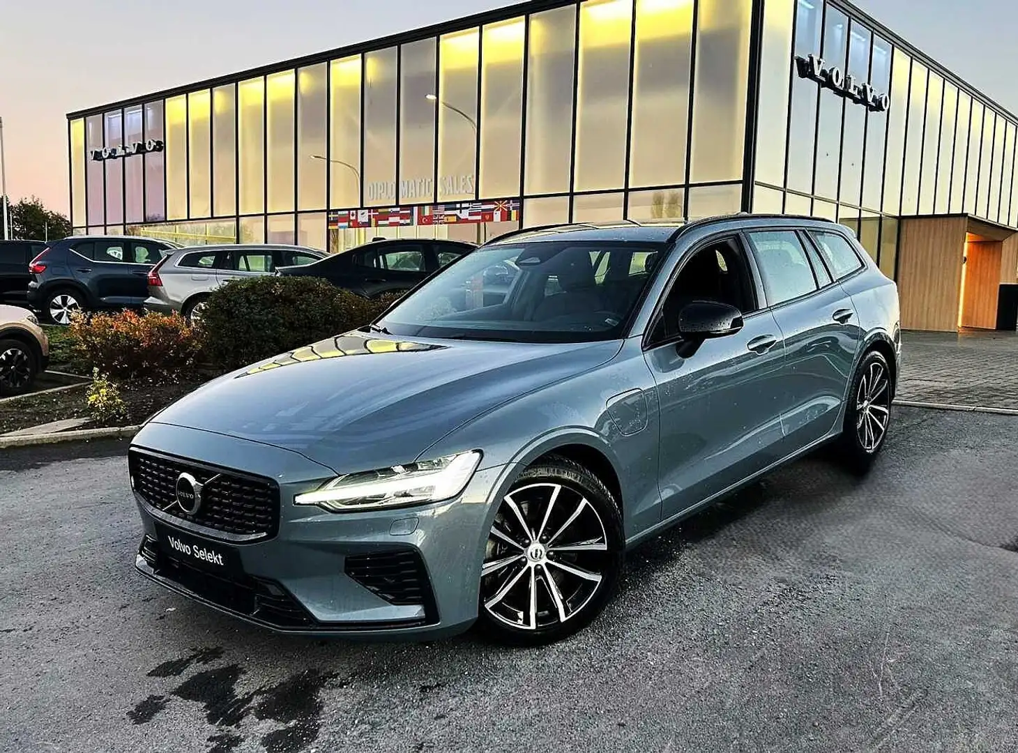 Volvo V60 Plus, T6 AWD Plug-in hybrid, Électrique/essence, D Gris - 1