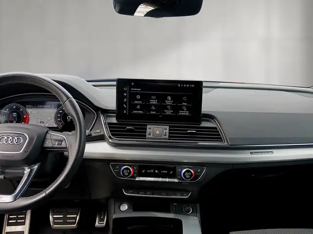 Audi Q5 view 11