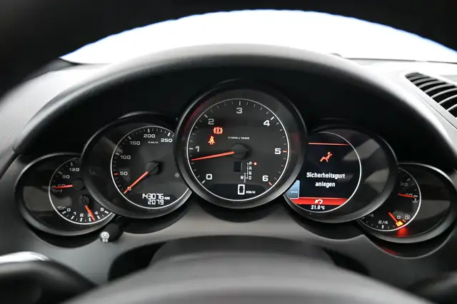 Porsche Cayenne view 24