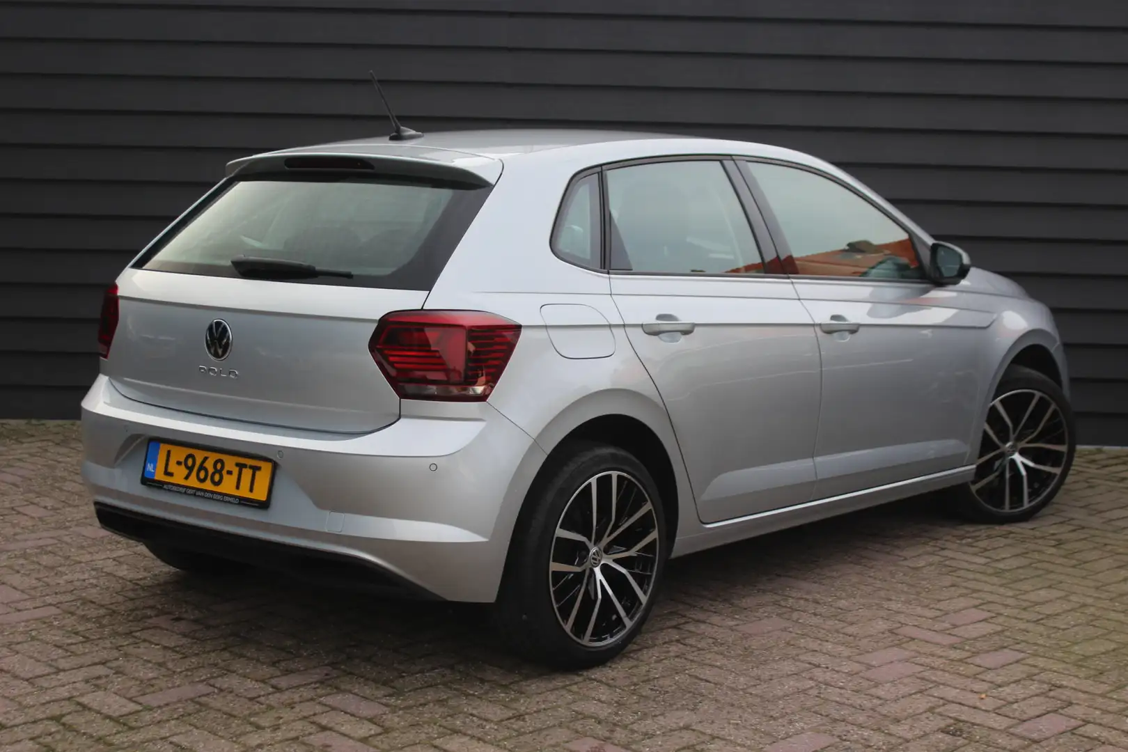 Volkswagen Polo 1.0 TSI Comfortline - AIRCO - CRUISE - NAVIGATIE - Grijs - 2