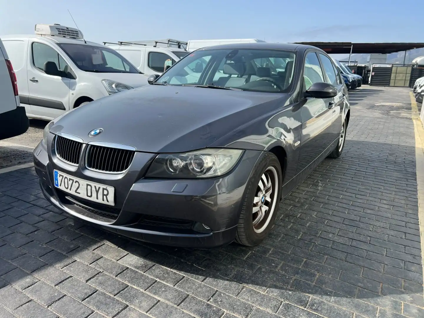 BMW 320 320d Aut. Gris - 1
