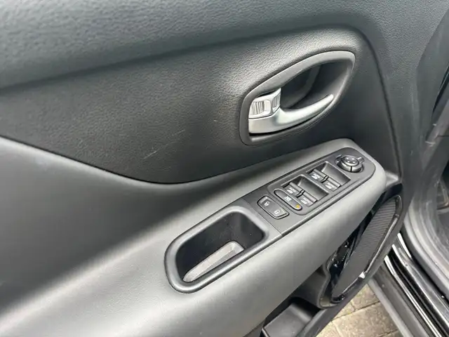 Jeep Renegade view 13