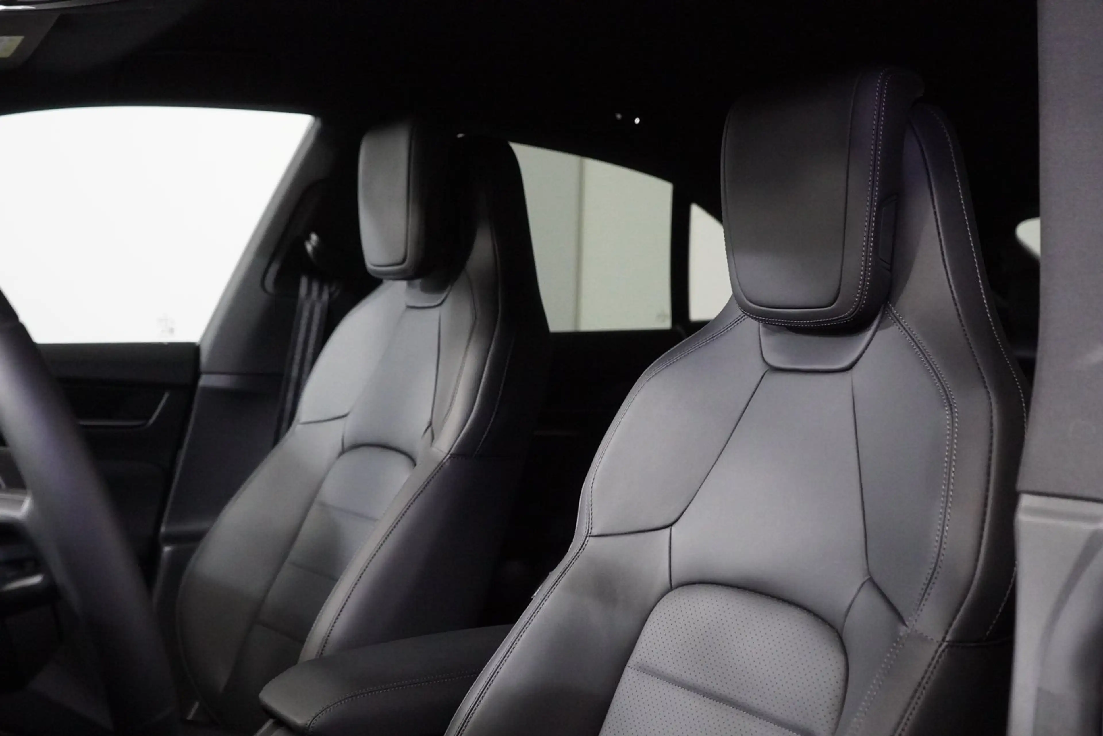 Porsche Macan 4 — photo 14