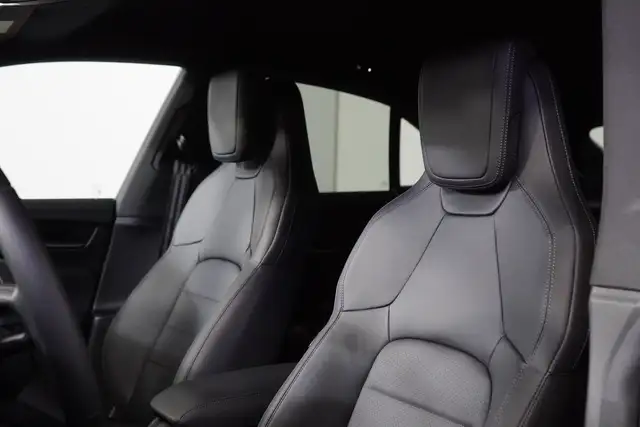 Porsche Macan view 14