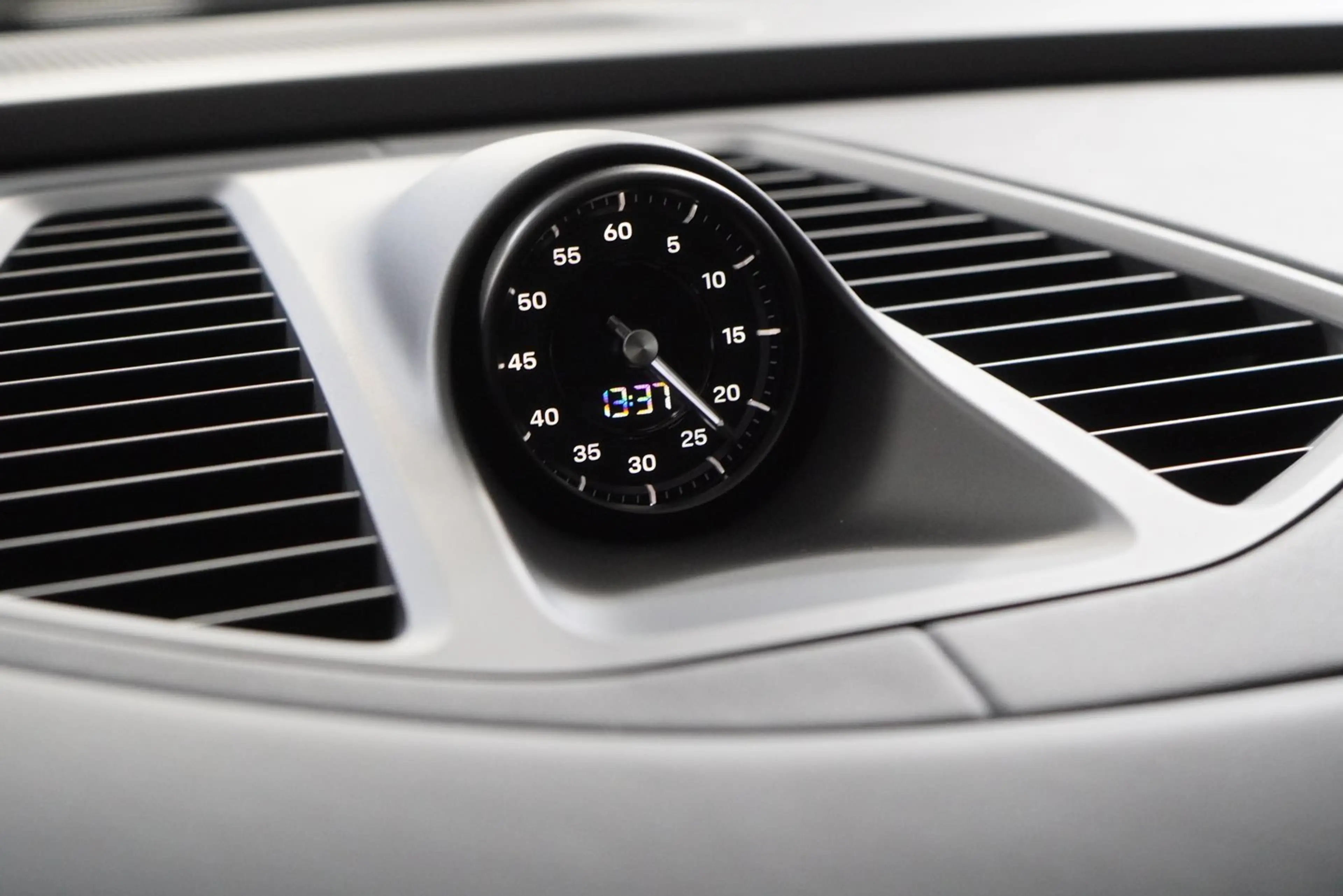 Porsche Macan 4 — photo 21