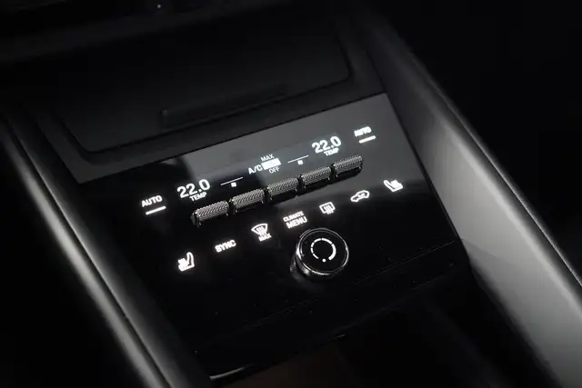 Porsche Macan view 23