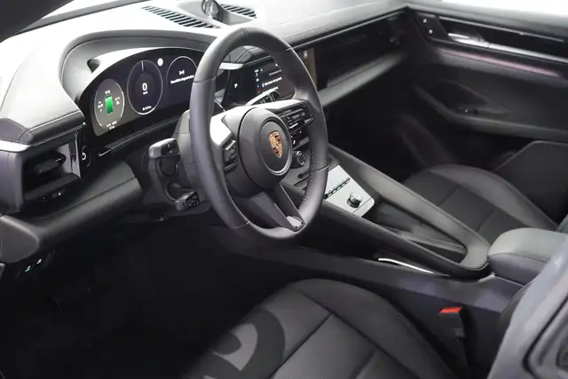 Porsche Macan view 16