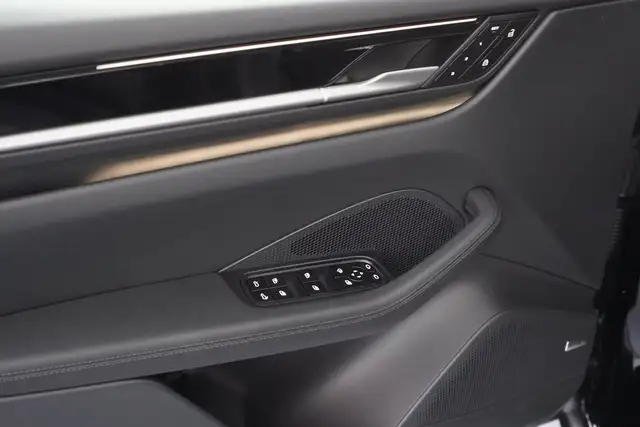 Porsche Macan view 10