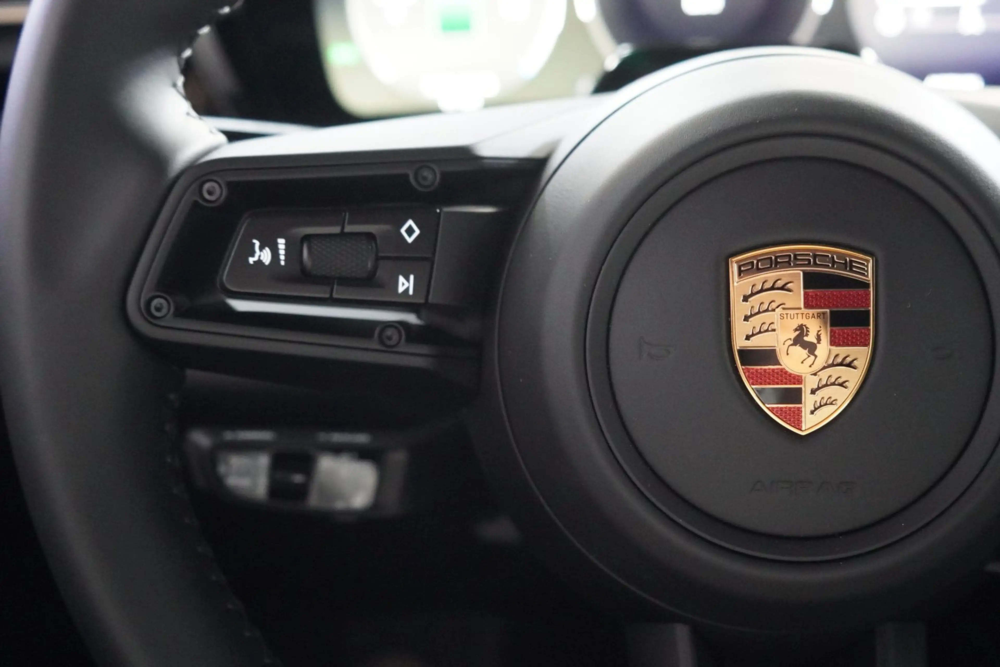 Porsche Macan 4 — photo 18