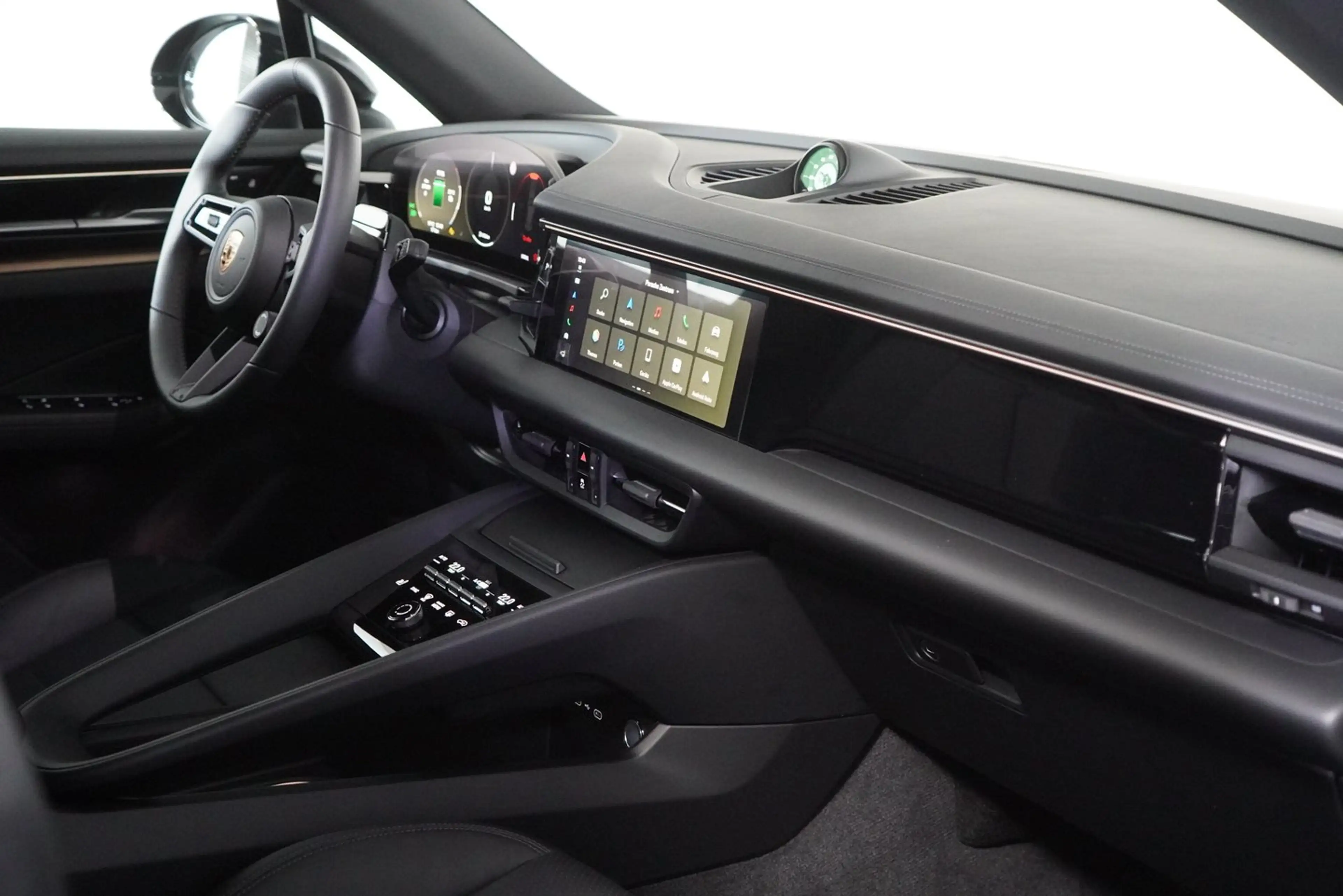 Porsche Macan 4 — photo 22