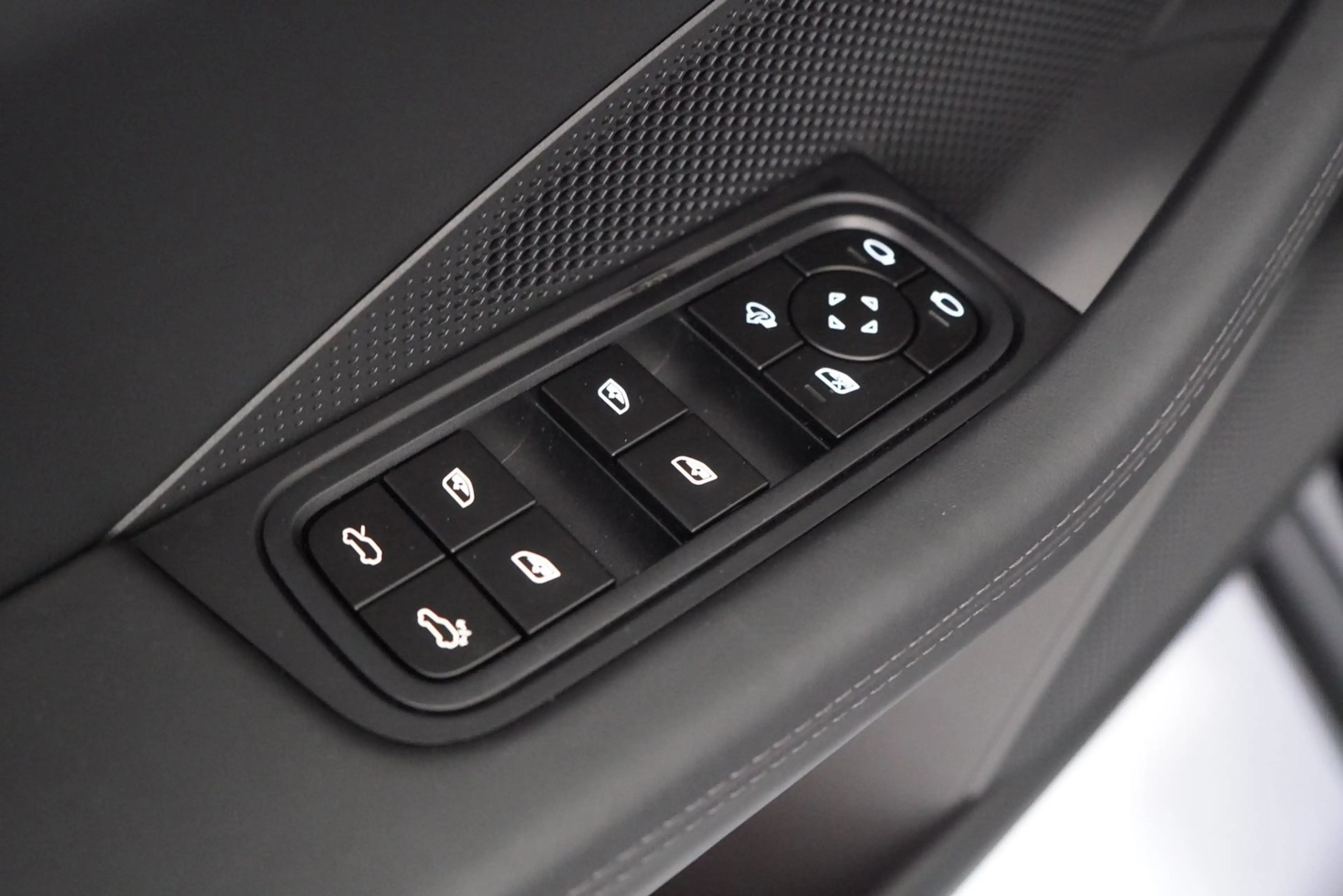 Porsche Macan 4 — photo 11
