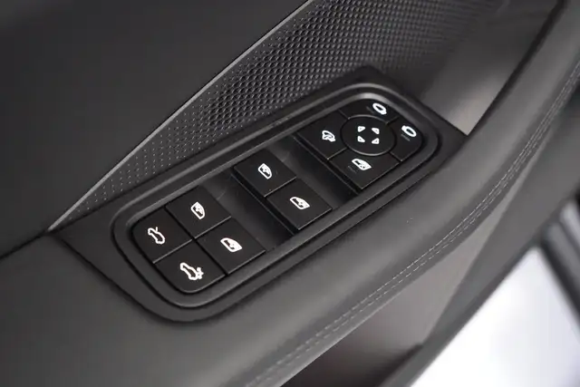 Porsche Macan view 11