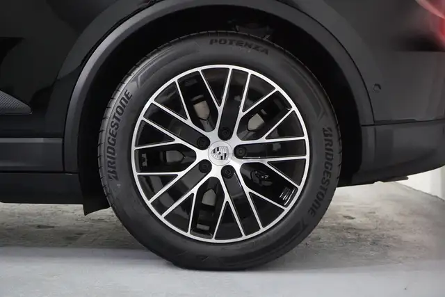 Porsche Macan view 5