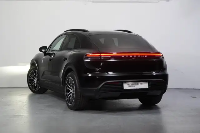 Porsche Macan view 3