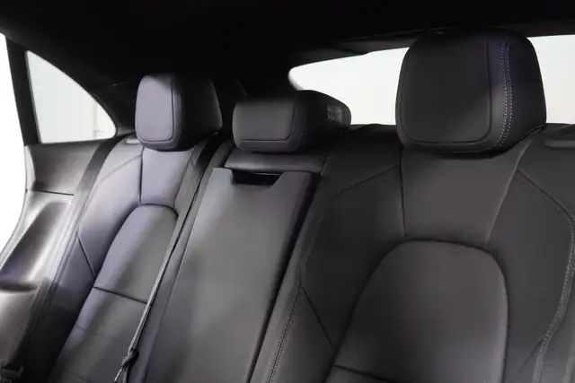 Porsche Macan view 25