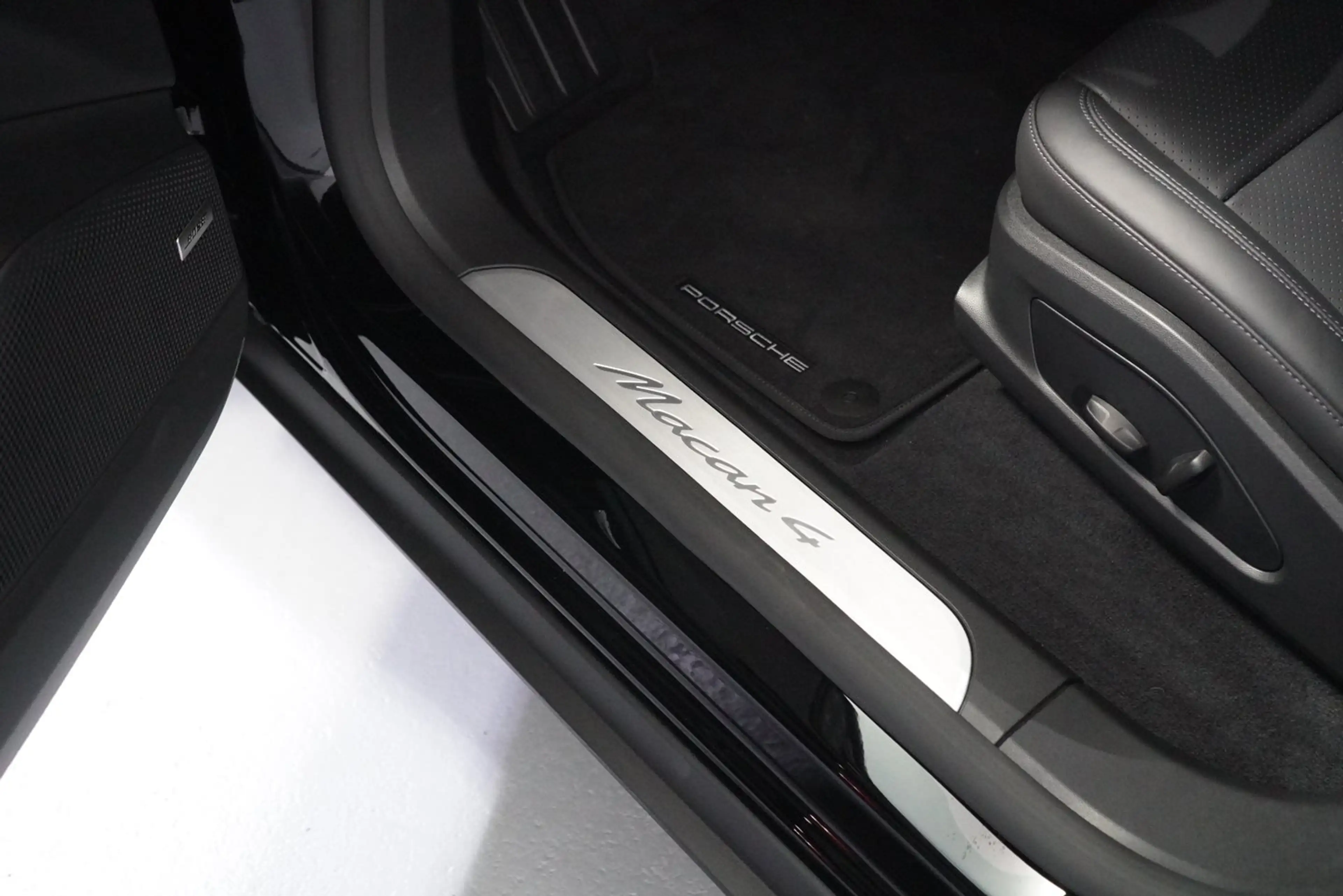 Porsche Macan 4 — photo 9