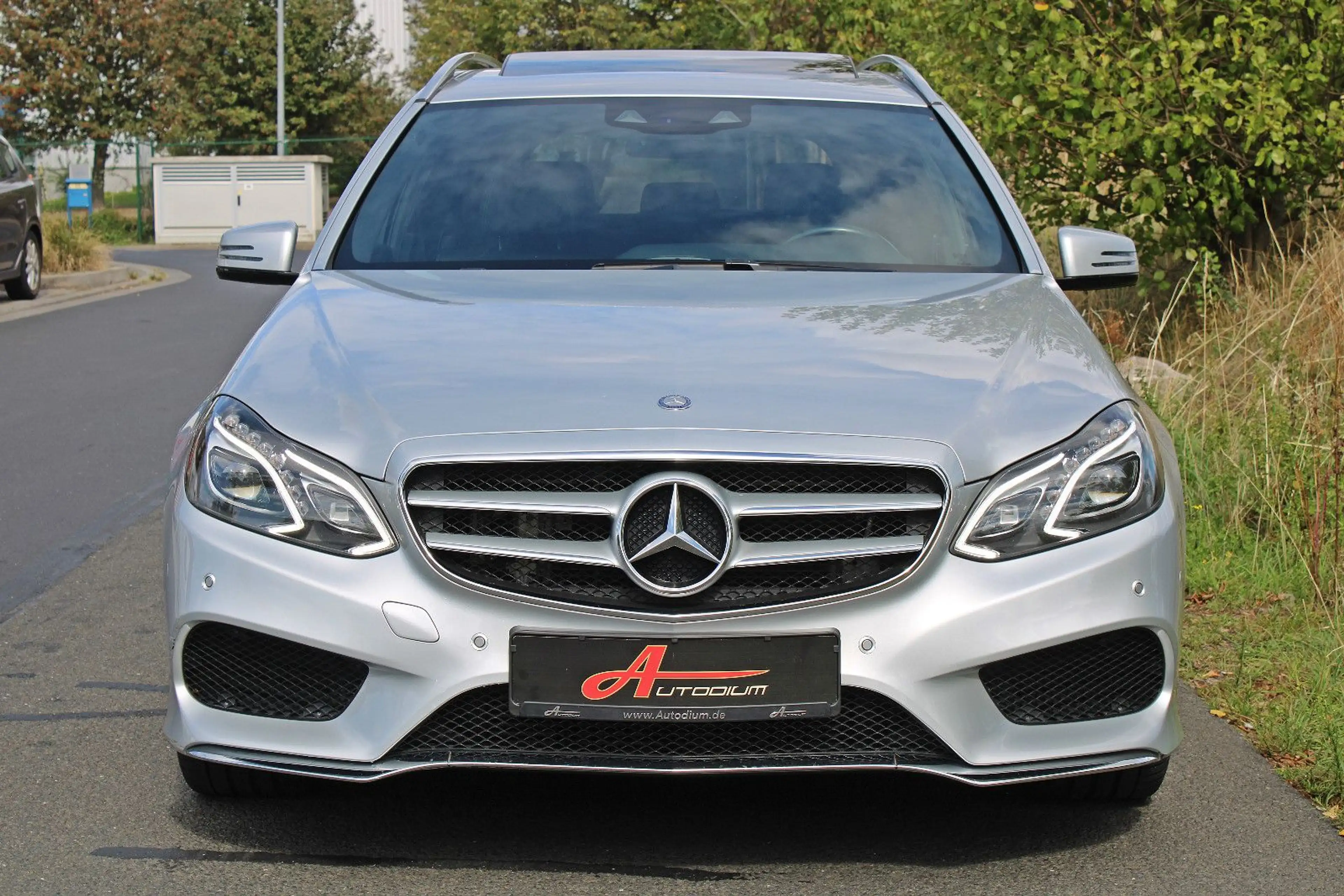 Mercedes-Benz E 350 BT 4M *AMG/Leder/AHK!/ILS/Glasdach/Comand* — photo 8