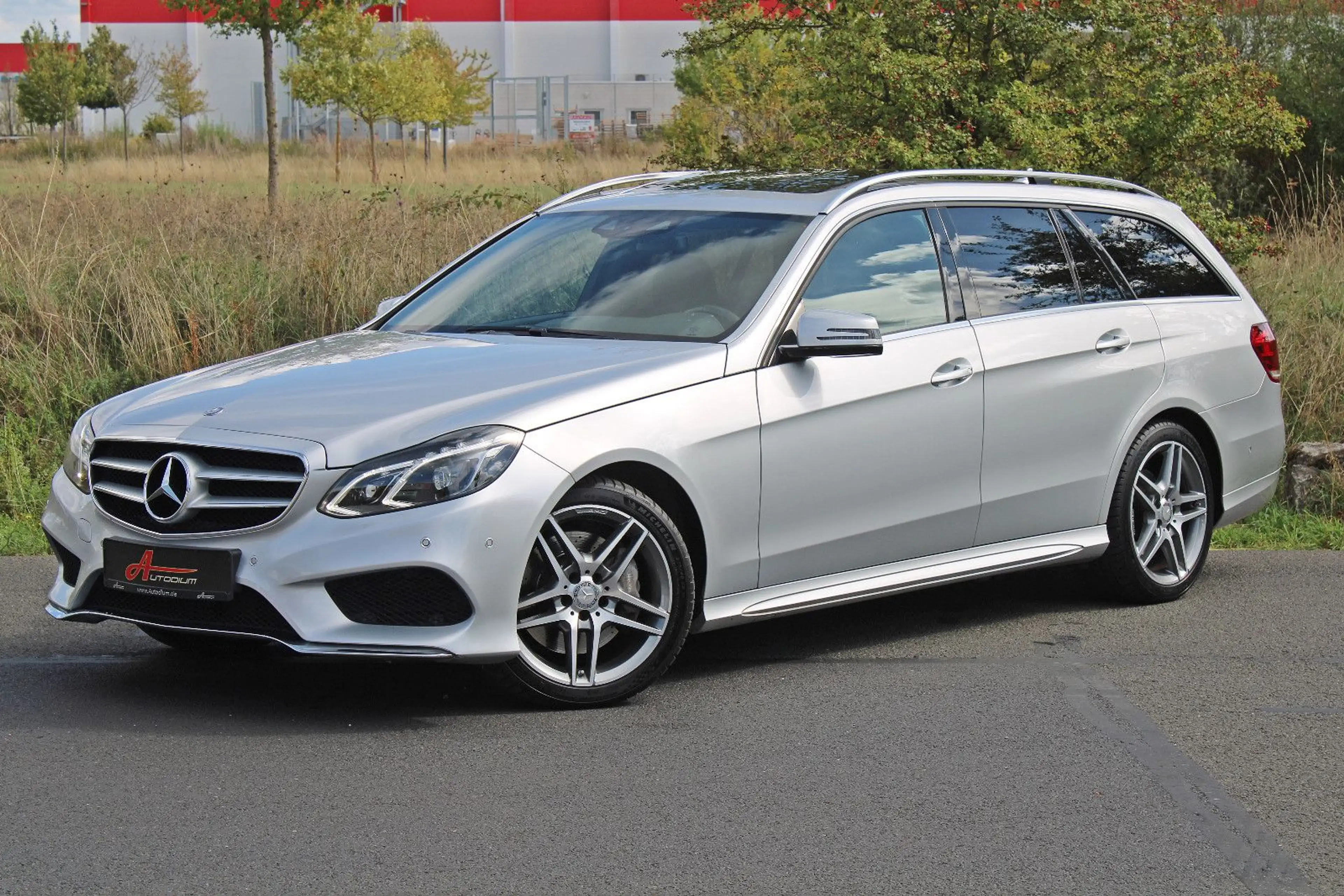 Mercedes-Benz E 350 BT 4M *AMG/Leder/AHK!/ILS/Glasdach/Comand*