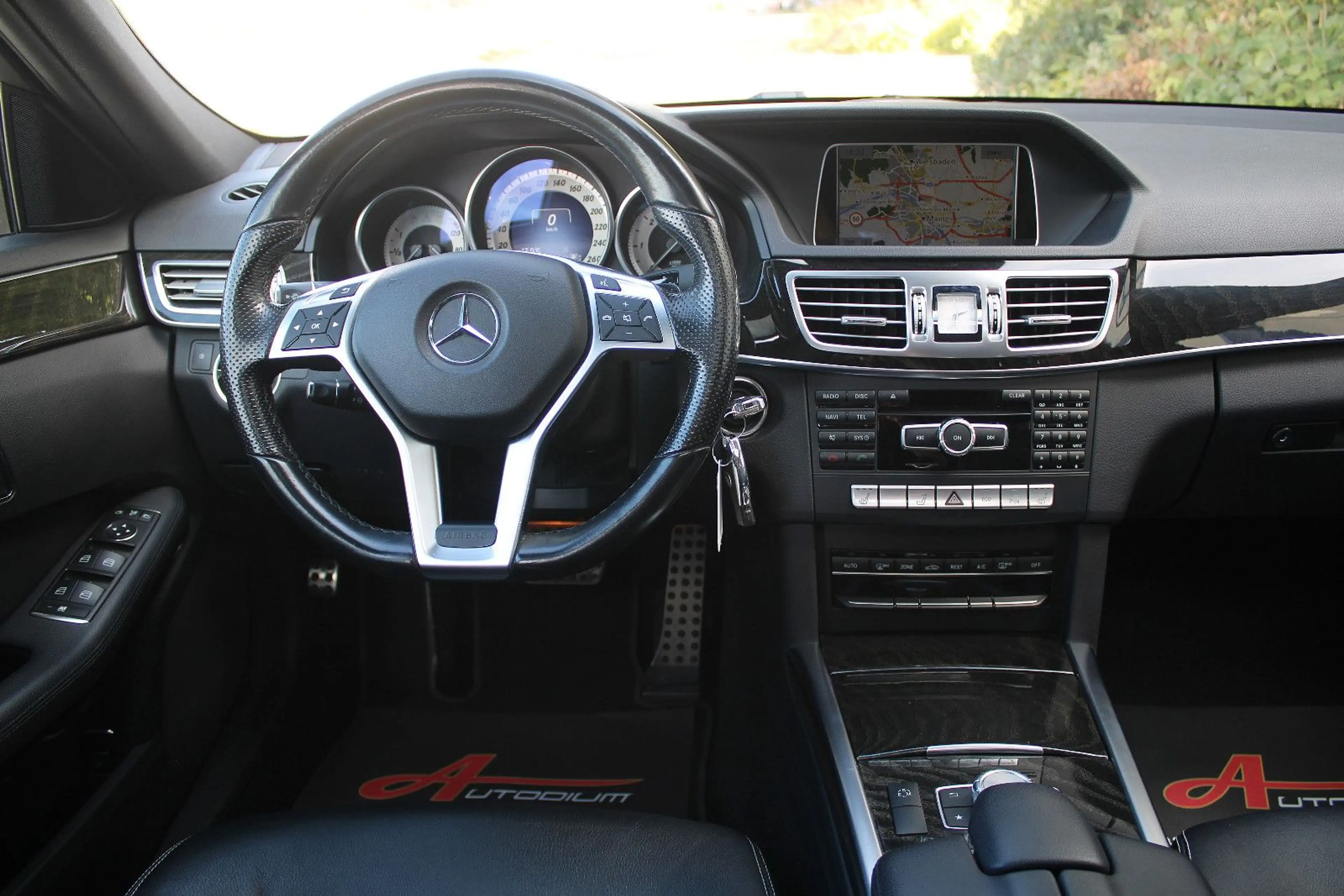 Mercedes-Benz E 350 BT 4M *AMG/Leder/AHK!/ILS/Glasdach/Comand* — photo 12