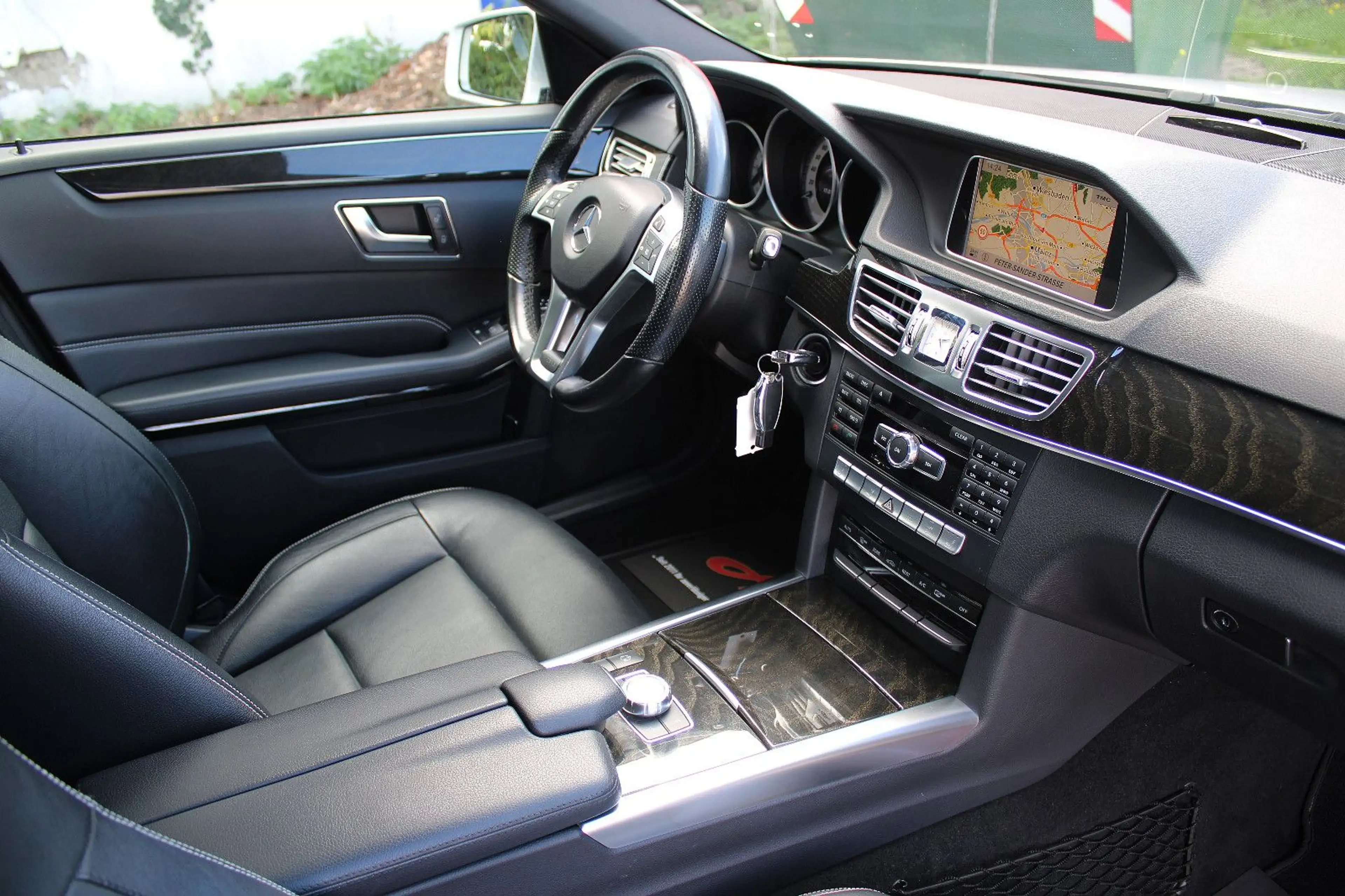 Mercedes-Benz E 350 BT 4M *AMG/Leder/AHK!/ILS/Glasdach/Comand* — photo 14