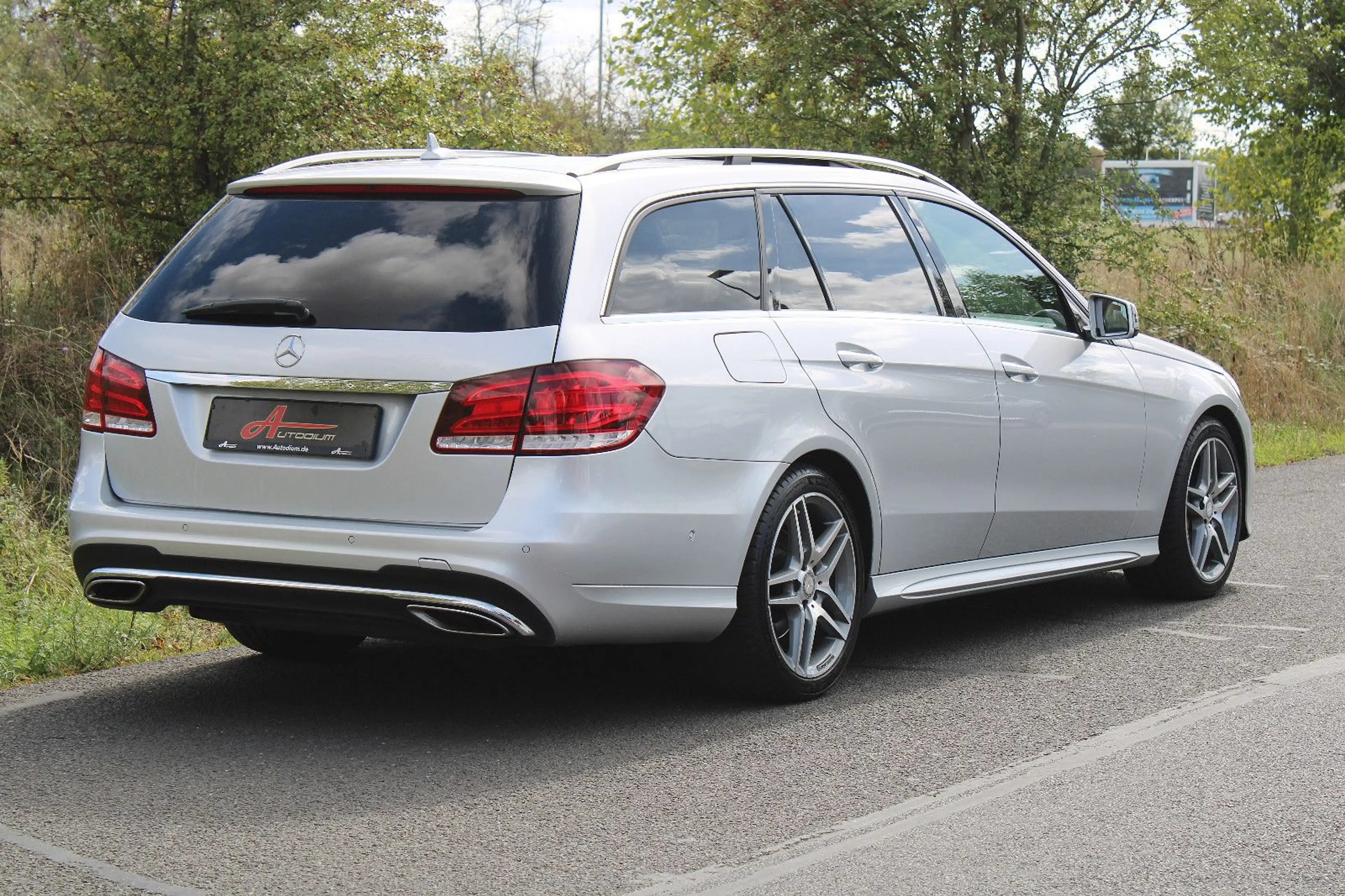 Mercedes-Benz E 350 BT 4M *AMG/Leder/AHK!/ILS/Glasdach/Comand* — photo 4