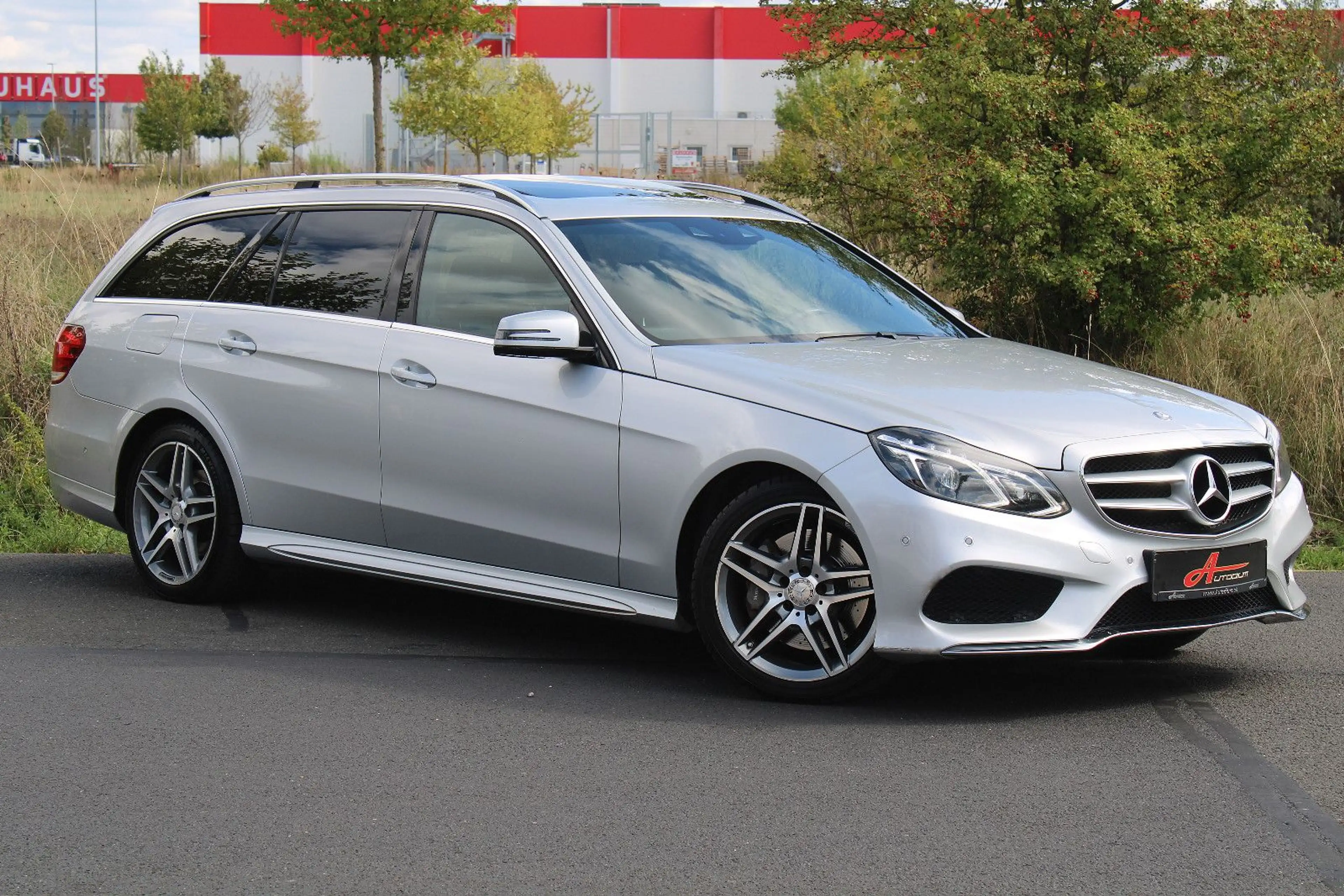 Mercedes-Benz E 350 BT 4M *AMG/Leder/AHK!/ILS/Glasdach/Comand* — photo 2