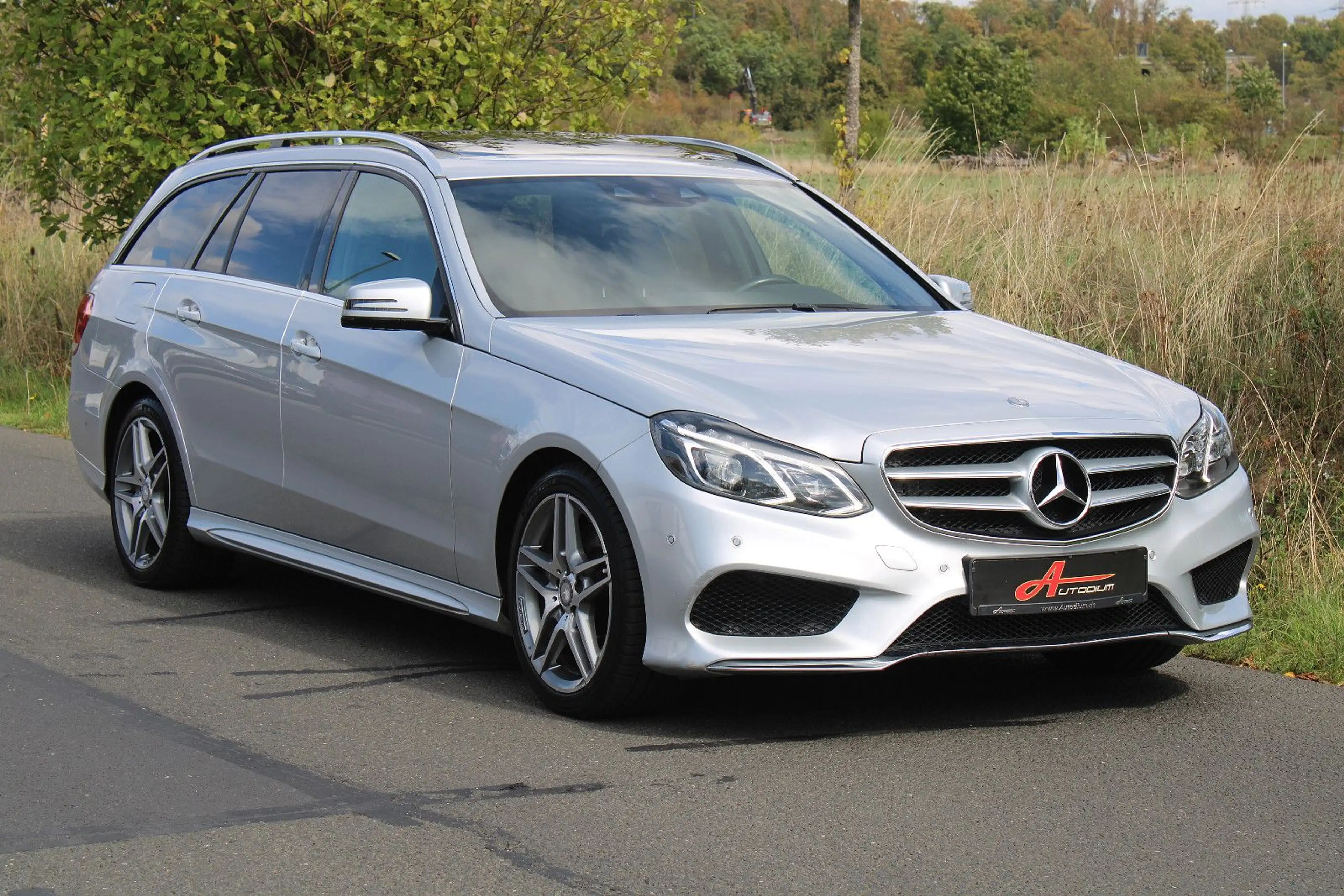 Mercedes-Benz E 350 BT 4M *AMG/Leder/AHK!/ILS/Glasdach/Comand* — photo 9