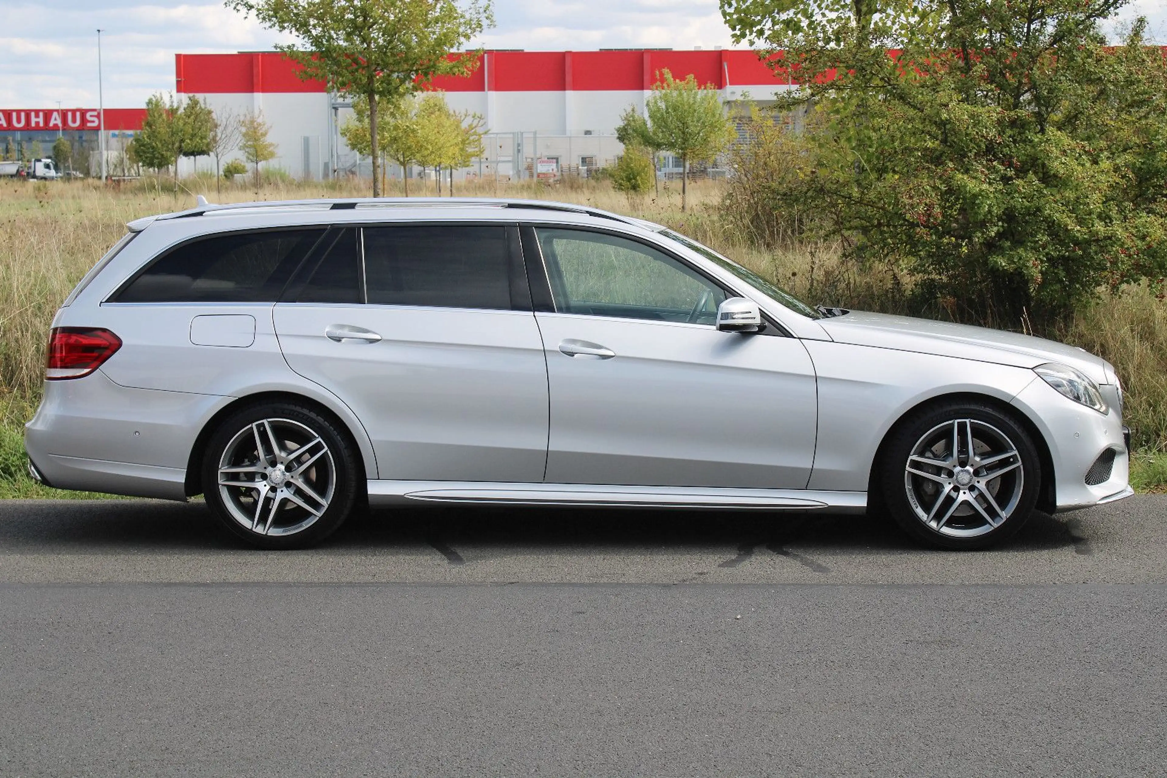 Mercedes-Benz E 350 BT 4M *AMG/Leder/AHK!/ILS/Glasdach/Comand* — photo 6