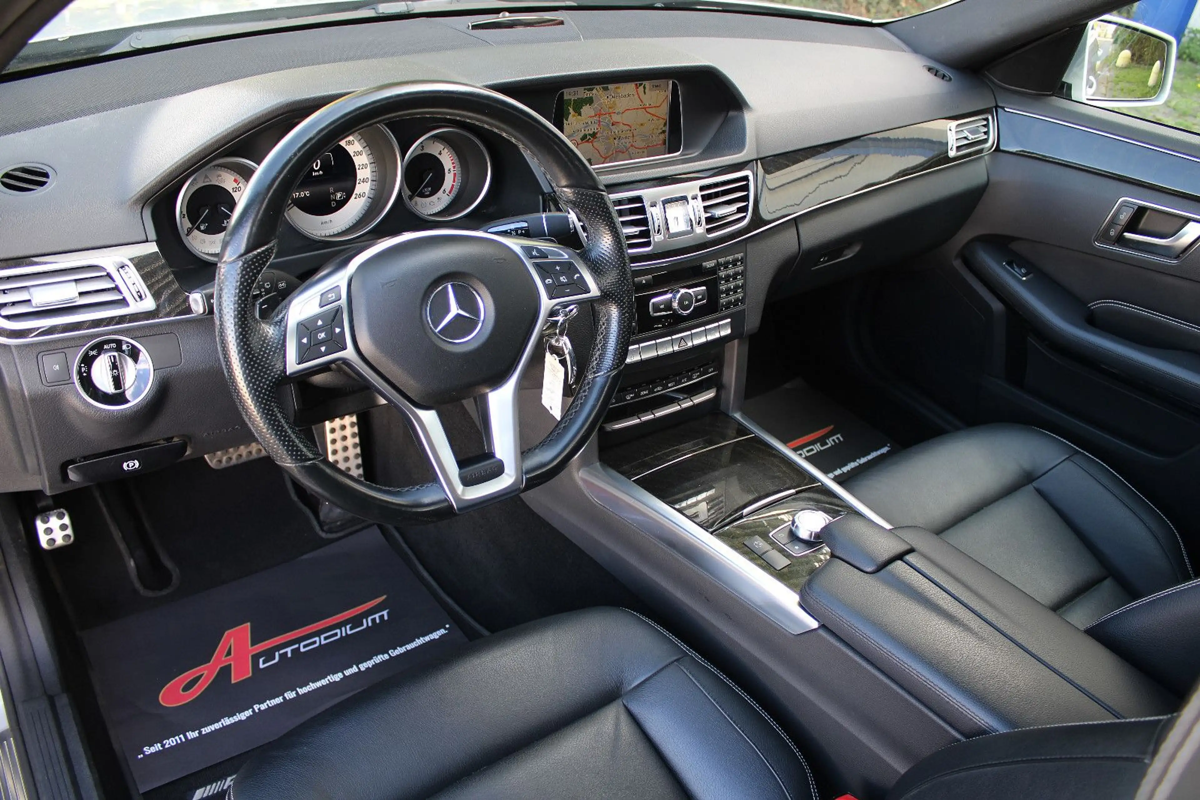 Mercedes-Benz E 350 BT 4M *AMG/Leder/AHK!/ILS/Glasdach/Comand* — photo 11