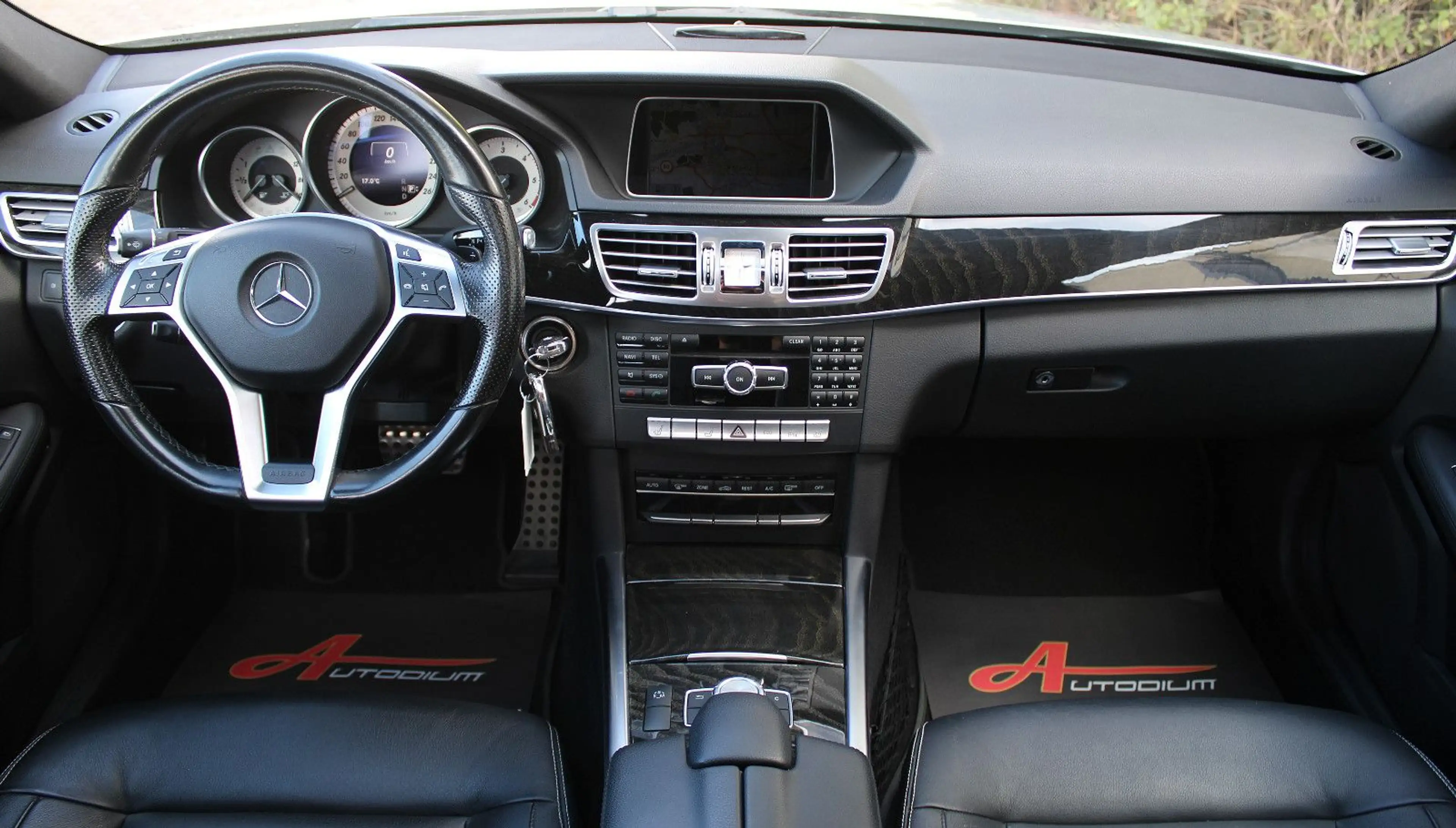 Mercedes-Benz E 350 BT 4M *AMG/Leder/AHK!/ILS/Glasdach/Comand* — photo 13