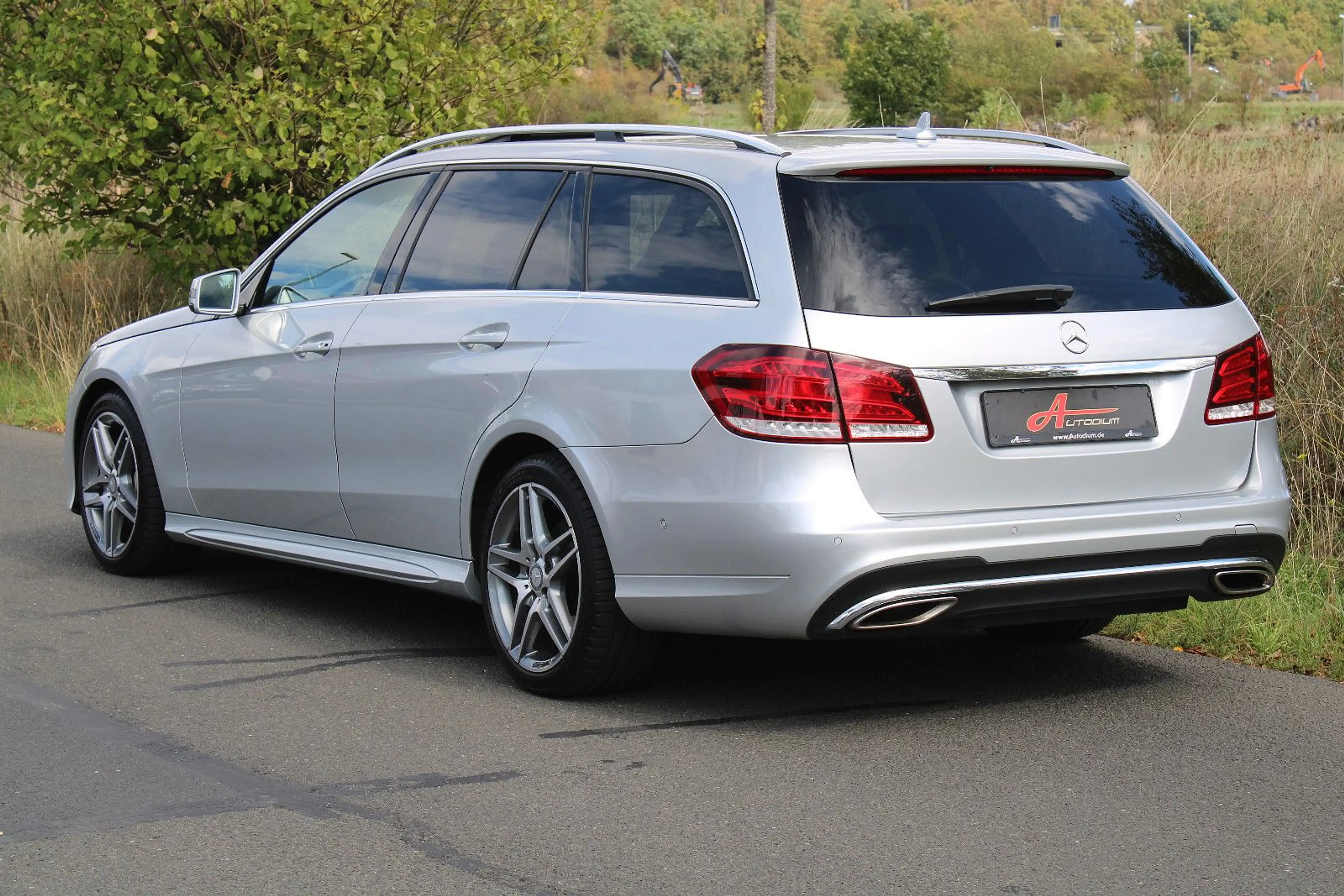 Mercedes-Benz E 350 BT 4M *AMG/Leder/AHK!/ILS/Glasdach/Comand* — photo 3