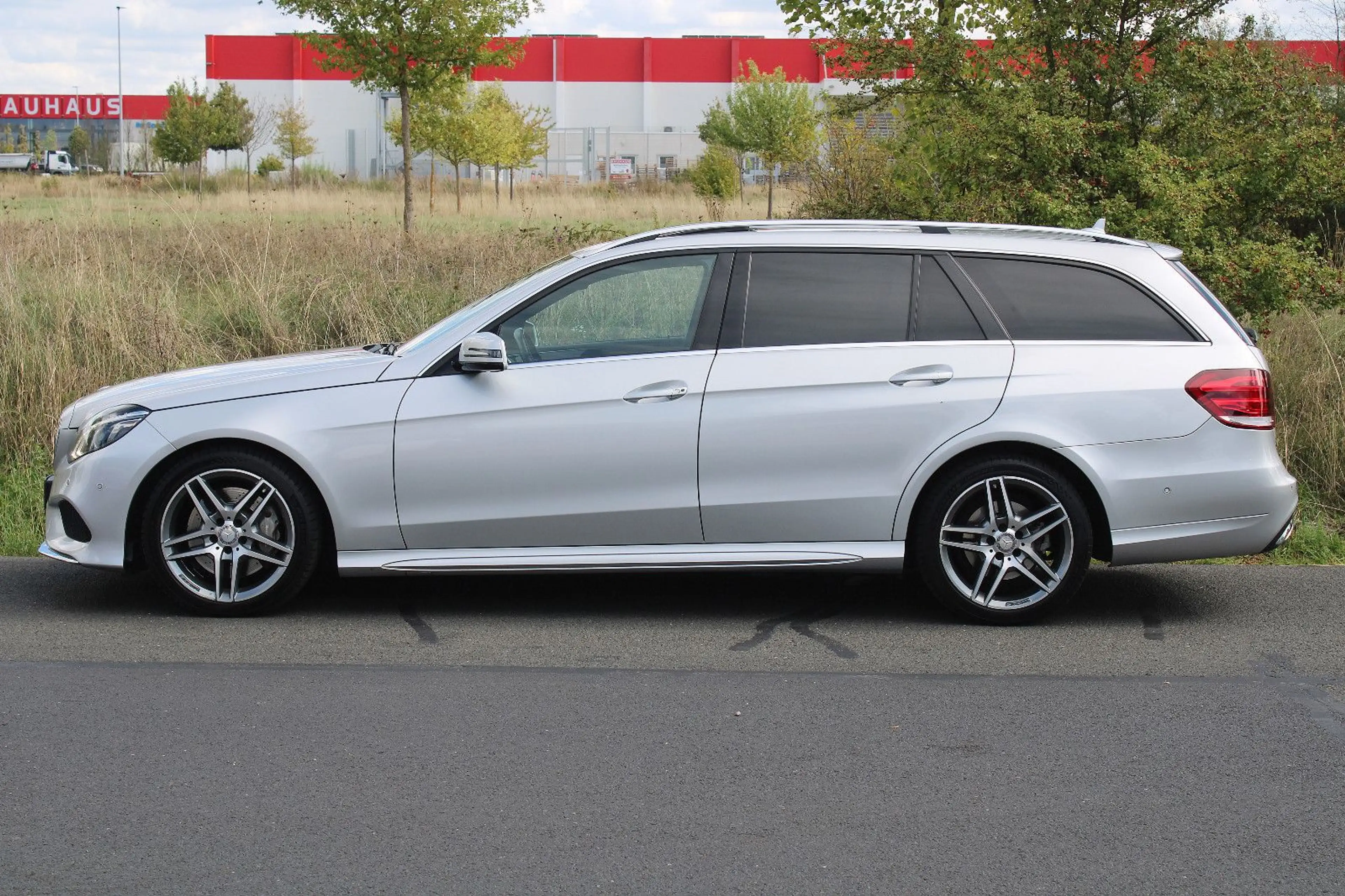 Mercedes-Benz E 350 BT 4M *AMG/Leder/AHK!/ILS/Glasdach/Comand* — photo 5